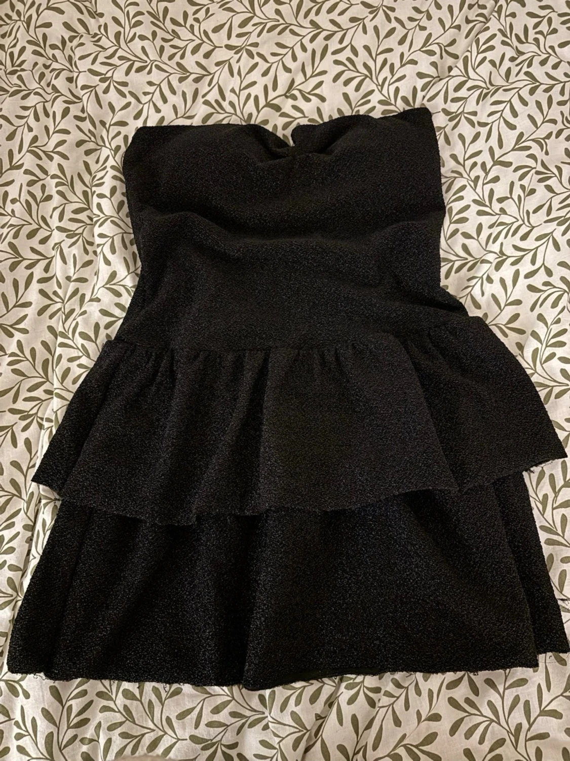 Svart axelbandslös klänning från Missäy - 2