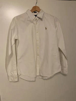 Vit skjorta/ Ralph Lauren - Vit skjorta från Ralph Lauren i mycket bra skick Size S/M