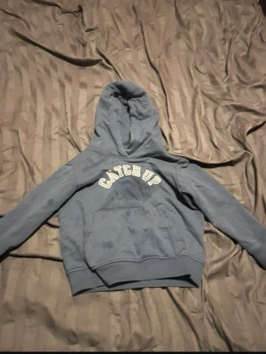 Hoodie lager 157 - Fin hoodie från lager 157. Den har några fläckar på sig som syns på bild som kan gå bort i tvätt, men utöver det super fint skick