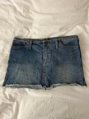 low waist jeanskjol  - Säljer den här skitsnygga lågmidjade jeanskjolen från Brandy Melville. Köpte för cirka 500 kronor. Perfekt på sommaren!!💕Storlek onesize men skulle säga att den passar XS-S. 