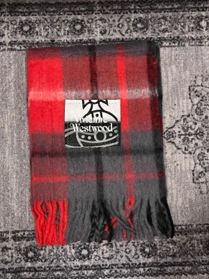 Vivienne Westwood halsduk - Säljer min halsduk från Vivienne Westwood, skriv vid frågor, priset är förhandlingsbart och kan skicka direkt efter köpet ☺ Passar både män och kvinnor 😃