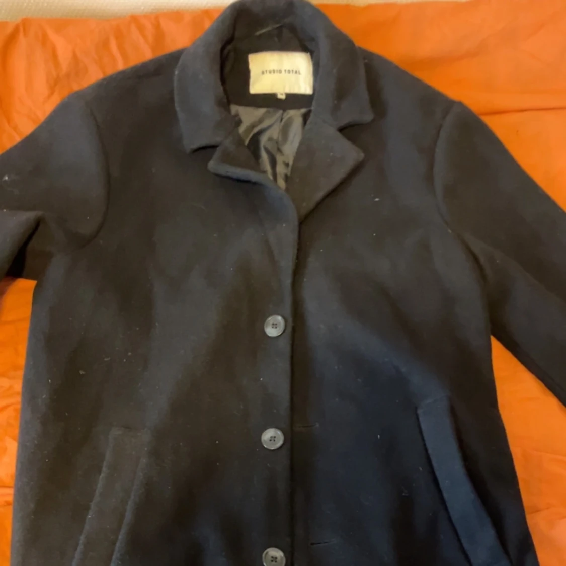 Svart ullkappa från Studio Total