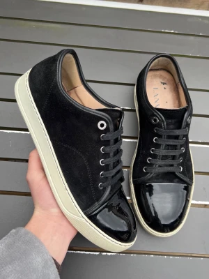 Lanvins - Säljer dessa sjukt feta lanvins! Skick 9/10 toppskick inga defekter! Size uk9 motsvarar 43-44! Nypris 5000kr! Innersula=29cm. Hör av dig vid minsta fundering 🙌😊