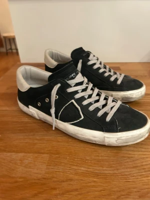 Philippe Model svarta mockasneakers - Tjenare! Säljer nu dessa sjukt snygga skor i storlek 41. Inga tecken på användning. Designen är att dom ska se lite använda ut. Säljer på grund av aldrig kommit till min användning. Vid frågar tveka inte på att skicka ett meddelande! BVSA