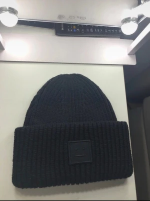 Acne mössa svart  - Hej! Säljer nu min knappt använda acne mössa som är mest intill helt ny, den är i storlek one size/vuxen🥰