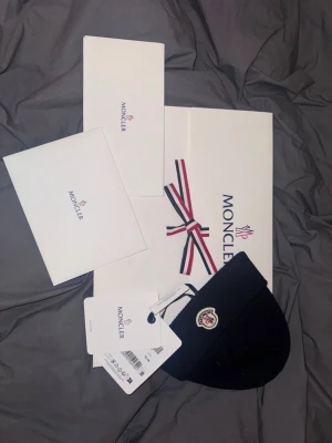 Moncler Mössa HELT NY  - Moncler-mössa med tillhörande förpackning och kvitto o allt orginalt! aldrig använd. 