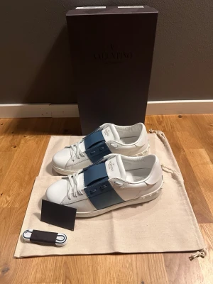 Valentino vita sneakers med blå detalj - Skick 9,5/10 | strl - 42 | pris kan diskuteras!