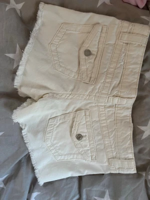Lågmidjade shorts - Lowwaist krämvita shorts från Gina Tricot i storlek 158 men passar mig som brukar ha xs💕 aldrig blivit använda så helt nya💕