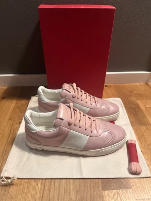 Valentino rosa - Storlek - 40 men passar 39. En nit saknas, annars topp skick! Pris kan diskuteras. 