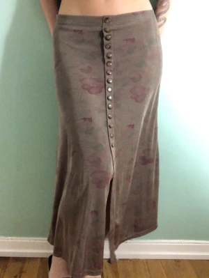 Vintage maxi skirt - Så fin vintage långkjol i brun/grön/grå färg med blommigt mönster, köpt på Beyond Retro. Väldigt skönt tyg🧚✨felfritt skick