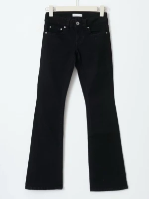 Svarta bootcut jeans från Perfect Jeans - Snygga svarta bootcut jeans från Perfect Jeans i storlek 34. Jeansen har klassisk femficksdesign, normal passform och är tillverkade i ett mjukt jeansmaterial. Perfekta för dig som gillar en tidlös och stilren look.