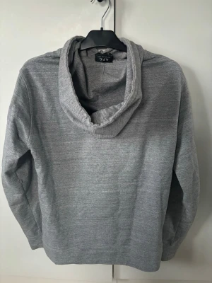 A.P.C hoddie S - Jättefin eftertraktad grå Apc hoddie i storlek M sitter som S. Superfint skick som ny och sjukt snygg passform!