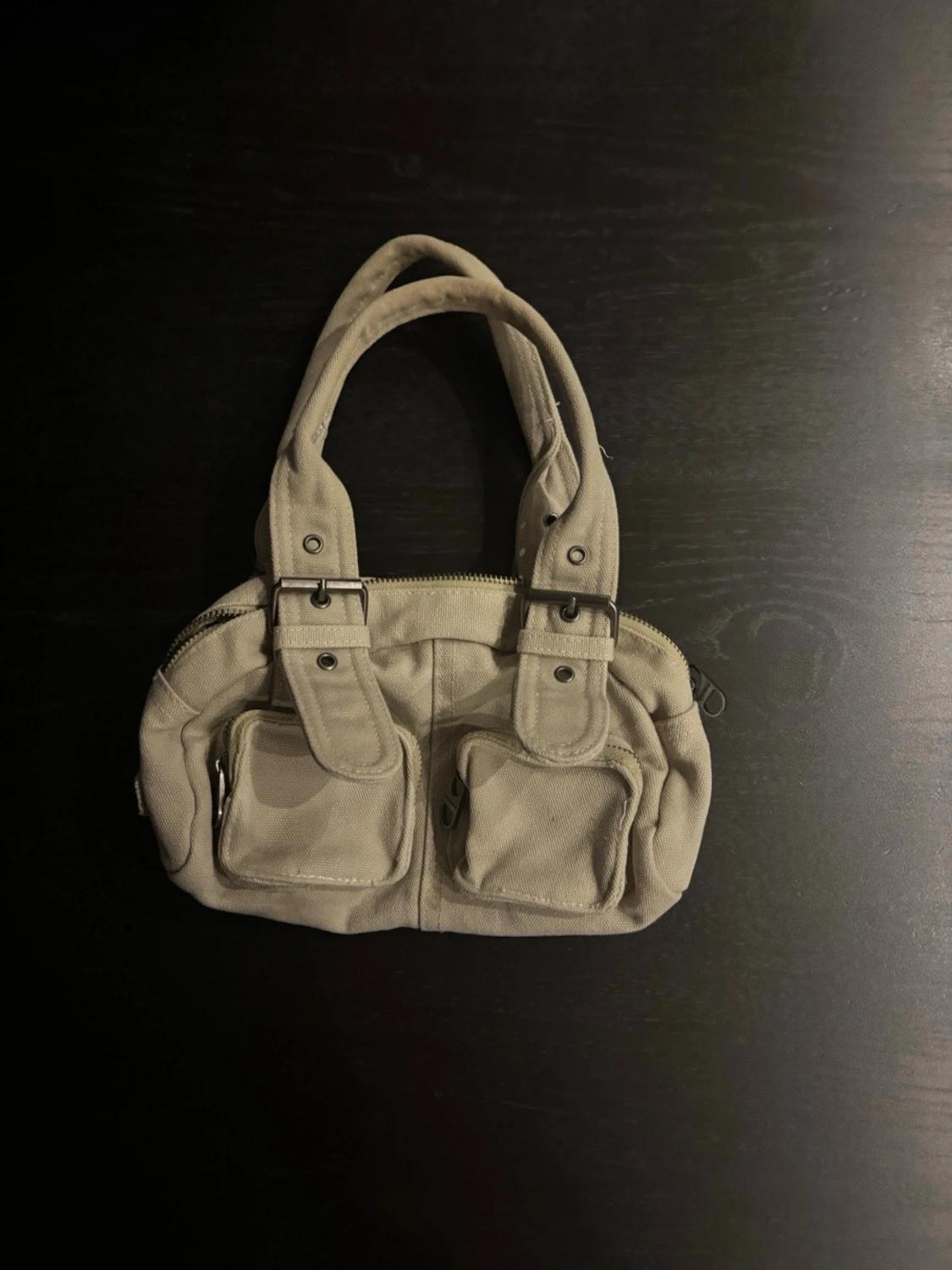 Beige handväska med dubbla fickor