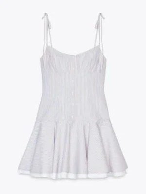 Zara klänning  - Söt kortklänning med tunna axelband som knyts, knappar framtill och volangig kjol. Klänningen har ett diskret randigt mönster i vitt och ljusblått och är perfekt för varma dagar. Tillverkad i ett lätt bomullstyg som känns luftigt och bekvämt. Endast använd en gång så klänningen är i ny skick💗💗 priset kan diskuteras 