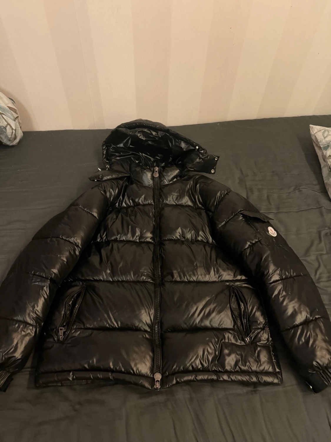 Svart Moncler dunjacka med huva
