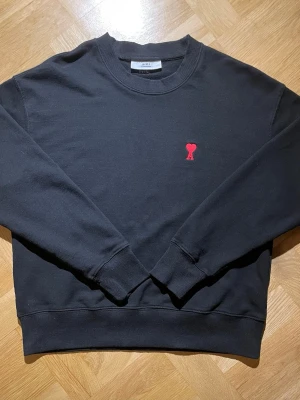 Ami Paris - Säljer en sweatshirt från Ami med inga defekter och som är i mkt bra skick. Passar dig som gillar en trendig, clean look.