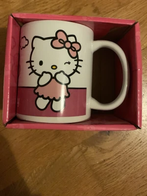 Hello Kitty mugg gullig - Fick två i födelsedagspresent och behöver bara en :) nästan helt ny