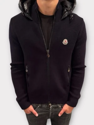 Moncler Maglione Tricot Cardigan - Moncler cardigan i nyskick - Snyggaste cardiganen på marknaden - Extremt sällsynt & eftertraktad modell - Skick 10/10 - Nypris +14 000 - Size L fits M - Hör av dig vid eventuella funderingar!