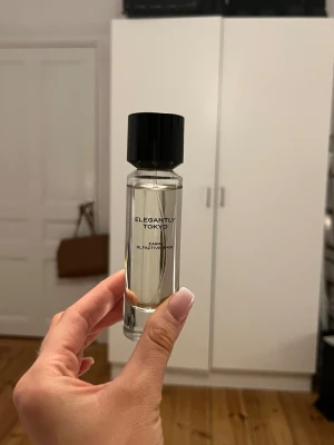 Zara Elegantly Tokyo parfym - Upptäck Elegantly Tokyo från Zara – en stilren parfym i smidig flaska. Perfekt för dig som gillar minimalistisk design och vill ha något unikt i din samling. Olfactive No.06.
