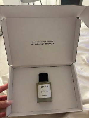 ESSNCE Sugar Kiss Eau de Parfum - ESSNCE Sugar Kiss är en Eau de Parfum med hjärtnoter av vanilj, kanel och rom samt basnoter av labdanum, kaffeextrakt och kashmirträ. Perfekt för dig som vill sticka ut med en unik och modern doft. 