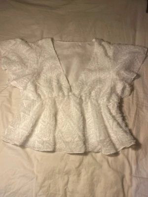 SHEIN BLUS SÖKES - SÖKER EN SÅN HÄR BLUS FRÅN SHEIN I STORLEK XS MÖJLIGTVIS S! HÖR AV ER OM NI SKULLE VILJA SÄLJA!🥰🥰 INTE MINA BILDER