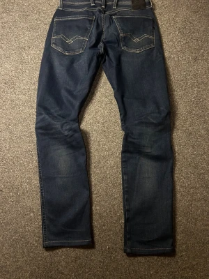 Replay Hyperflex jeans, svart & blå - TVÅ par Replay jeans säljes, Ett par svarta och ett par klassiskt blå. Modellen är Hyperflex, på blåa, vilket ger sjuk stretch och skön passform. Nypris för hyperflex är 1600-1800 styck medans det andra är cirka 1200! Hyperflex är midjestorlek 27, medans den andra är 28, fråga om mått! Detta är detta en sjukt bra deal för två par högkavlite jeans! Båda har slimfit ben och snygga detaljer på bakfickorna. Perfekta för dig som vill ha stilrena jeans med modern känsla. Fråga för mer detaljer! 