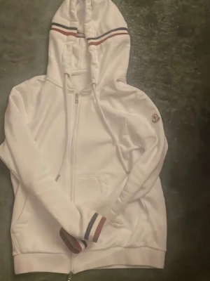 Moncler kofta  - Moncler kofta som är stilig och unik! 😆