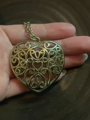 Whimsical alternative vintige berlock 💕 - En fin Whimsical hjärtberlock i guld lack, tyvärr är den inte i riktigt guld. Jag vet inte vilket märke halsbandet är men kedjan är 43cm i en fin guld lack. Själva berlocken är fylld av fina, alternativa och Whimsical detaljer. Den är i mycket bra skick utan några skavanker och är knappt använd :)