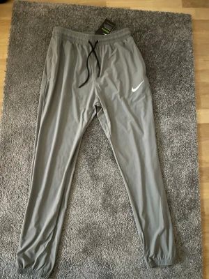 Nike byxor  - Helt nya Nike byxor storlek L med fungerar som storlek S oanvända 