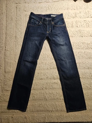 Tommy Hilfiger Wilson 29/34 OBS knapp saknas - Snygga jeans från Tommy hilfiger. Modell: Wilson Regular. Storlek: W29 L34 OBS översta knappensaknas men fungerar att ha bälte.