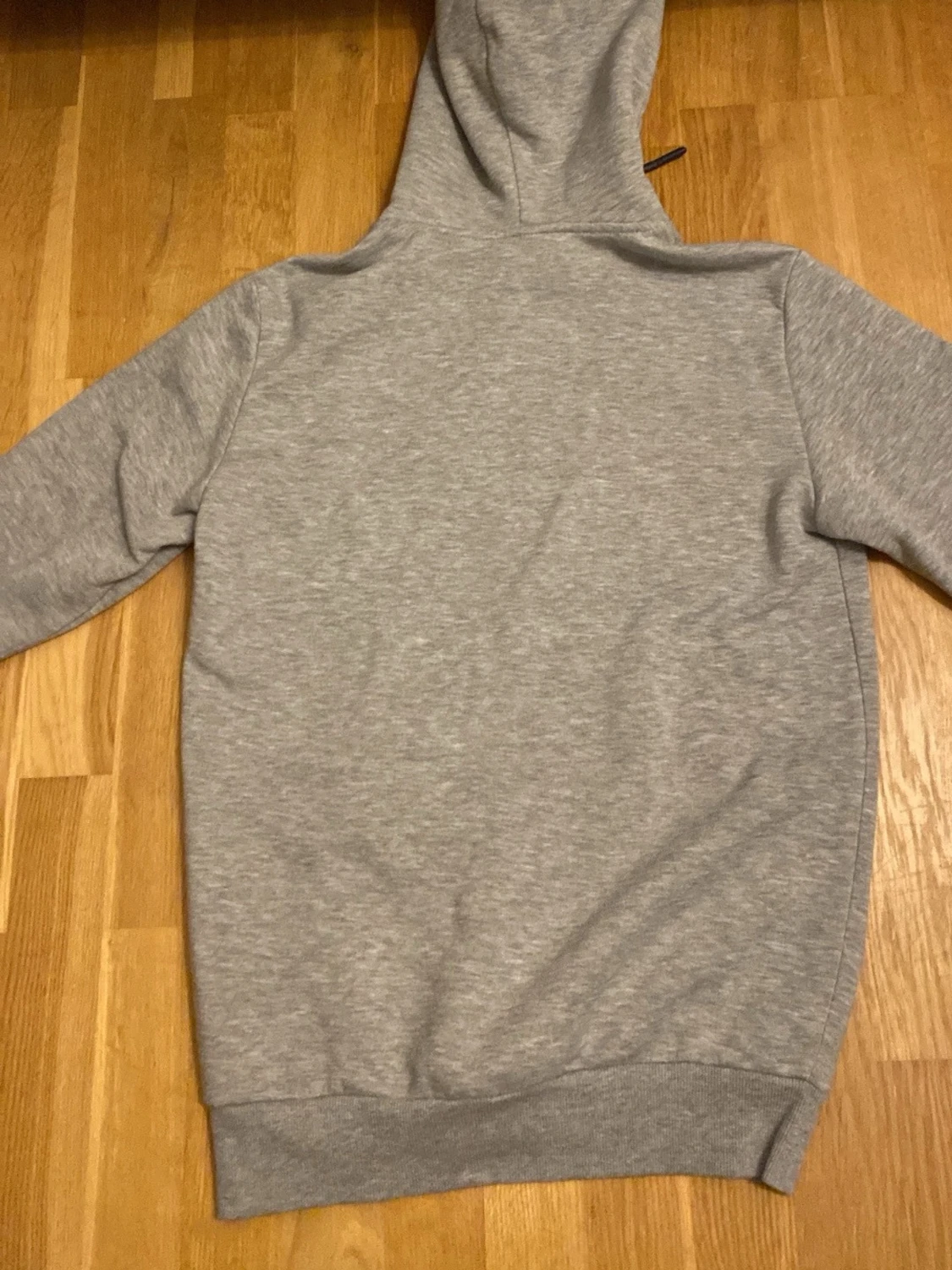 Grå hoodie med dragsko - 1