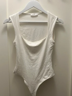 Body  - Vit body ifrån zalando. Storlek M passar även S bra, har A cupa och ganska smal och den passar mig. Använd 3 gånger men den är hel och fin. Köpt för 200 