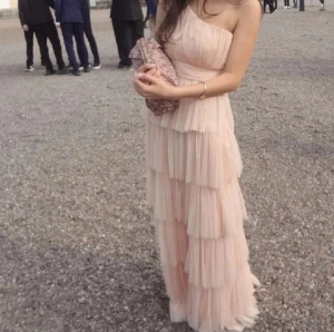 Ljusrosa balklänning med volanger Bubbleroom -  Säljer denna otroligt fina ljusrosa balklänning som har volanger och one shoulder design. Den är endast använd vid ett tillfälle och den är kemtvättad så den är precis som ny. Balklänningen är perfekt för bal, bröllop eller för fest. 💕💕💗