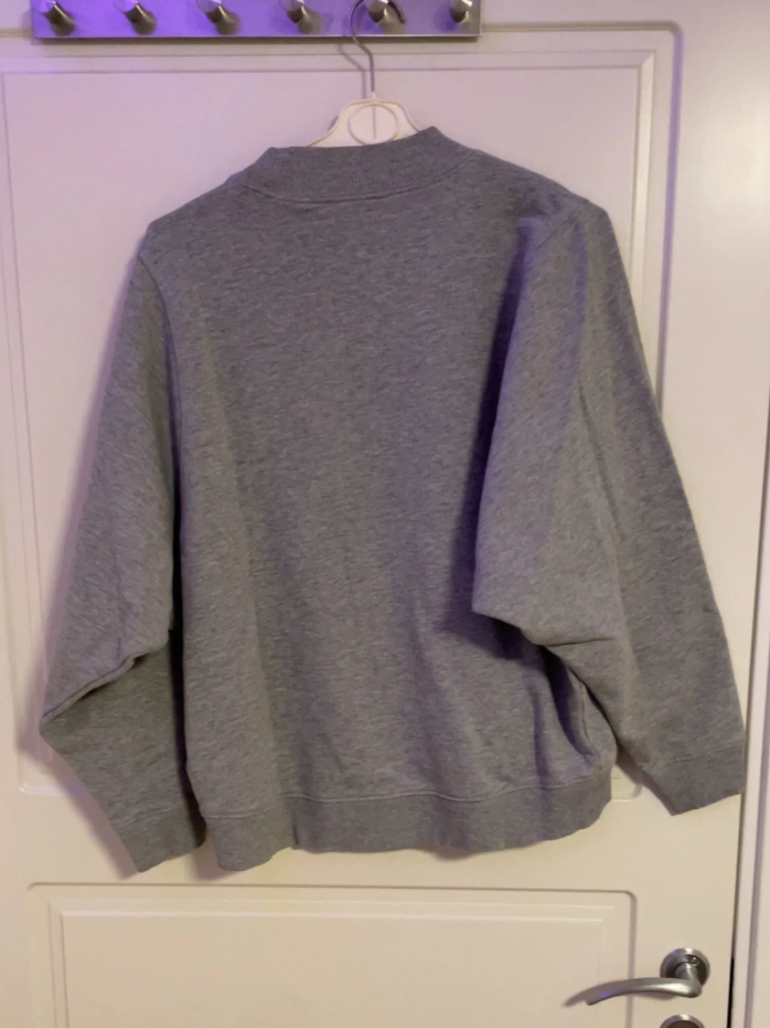 Grå basic sweatshirt med rund hals - 1