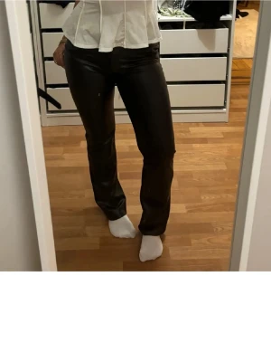 Skinnbyxor  - Svarta skinnbyxor från bik bok med ett mjukt och varmt material på insidan. Byxorna är mid waist. Det finns en liten defekt på benet som man kan se på sista bilden. Nypris 600 och knappt använda