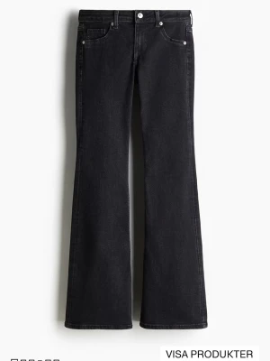 Svarta bootcut jeans med låg midja - Snygga svarta/urtvättad svart bootcut jeans med låg midja och klassisk femficksdesign. Jeansen har en lätt utsvängd passform från knät och ner. Dock slitna längst ner skriv privat för bild på de!!