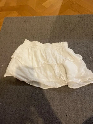 Vit kjol från Gina den är använd max 2-3 gånger jätte fin men är tyvvär förliten  - Jätte skön och lätt är fint att ha cykel byxor under perfekt till sommaren