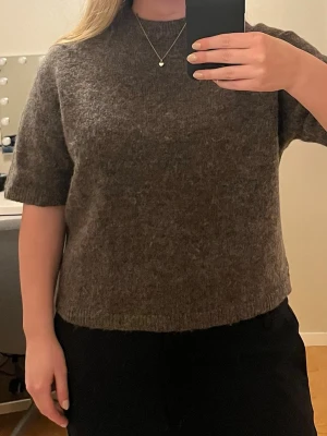 Brun stickad T-shirt - Superfin brun stickad T-shirt från Gina Tricot i storlek S. Endast använd ett fåtal gånger så den är i mycket bra skick☺️