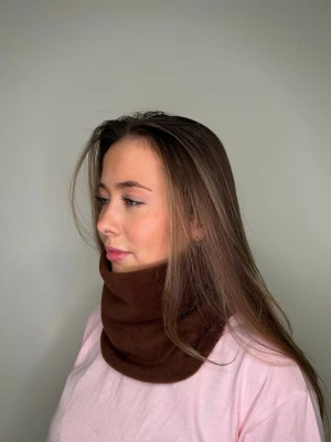 Mörkbrun tubhalsduk i fleece - Mysig mörkbrun tubhalsduk, vändbar med reflex på insidan!