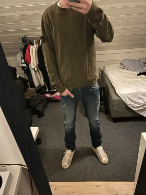 Olivgrön sweatshirt från Stone Island - Säljer en olivgrön sweatshirt från Stone Island med klassisk patch på vänster ärm. Kom privat för mer frågor. Är 187