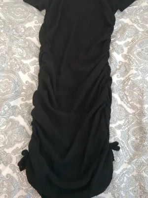 Svart klänning  - Svart klänning ifrån shein, stretch och mjuk🤍 storlek 10-11