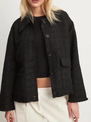 Svart kappa med knappar - Säljer denna jättecoola jackan i tweed som är slutsåld på NA-KD. Jag gillar verkligen den då den ser så lyxig ut i materialet och passformen❣️ Orginalpris är 999kr, jag säljer för halva priset. Kan möjligtvis prutas ner lite. Den är varsamt använd. Jag kan absolut ta egna bilder på den eller med den på mig om det skulle viljas!💞