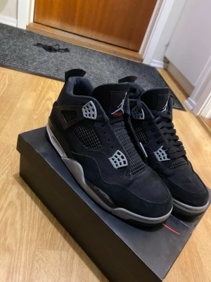 Nike Jordan 4 black canvas - Säljer ett par svarta Nike Jordan 4 sneakers som kallas för black canvas, dem har legat hemma utan någon mer användning så tänkte sälja dem