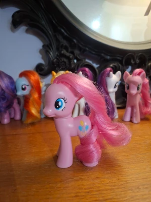 My Little Pony figur Pinkie Pie - My little pony Pinkie Pie från 2010 i super god kondition, se fler ponnys på min profil. Har du en fråga? Jag är samlare.