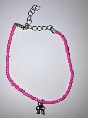  Armband  - Handgjorda armband som görs av mig. Säljer ett rosa armband med berlock på sig. Kontakta mig om du vill köpa eller har några frågor. Frakten är ca 22 till 100 kr beroende på produkten.