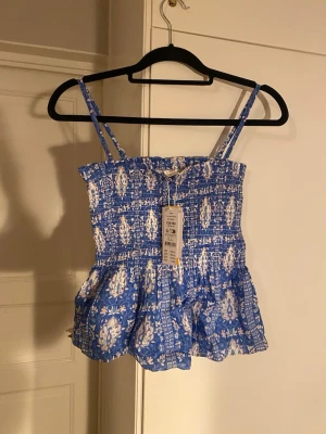 Mönstrad topp Gina - Superfin helt ny topp från Gina tricot. Har prislapp kvar, storlek 156-164 men passar XS-S. Nypris 200kr. Hör av mig er vid frågor!💕