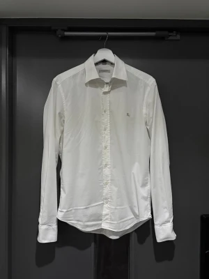 Vit skjorta från Burberry - Tjena! Säljer en vit skjorta från Burberry. Skick: 8/10. Storlek: S. Pris: 600! Bara att fråga om det är något!