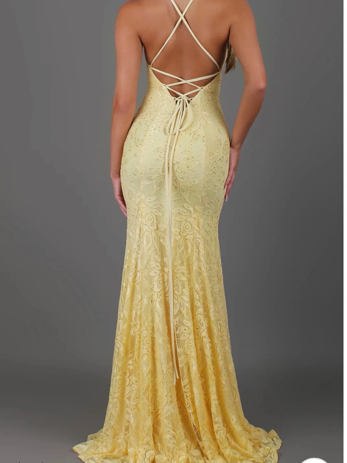 Gul lång spetsklänning med snörning (balklänning)
