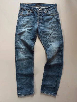 Nudie jeans steady Eddie  - Straight fit jeans från nudie i modellen Steady Eddie, riktigt snygg tvätt på dessa och har fått snygga fades av användning. De är i bra skick och storlek w33 l32 men passar snarare w32 l32