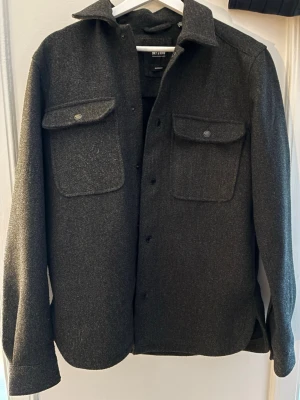 Mörkgrå overshirt från Soft Rebels - Stilren mörkgrå overshirt från Soft Rebels den är varm och perfekt nu till våren den är lite stor i storleken använd 1 gång nypris ligger på 500kr 